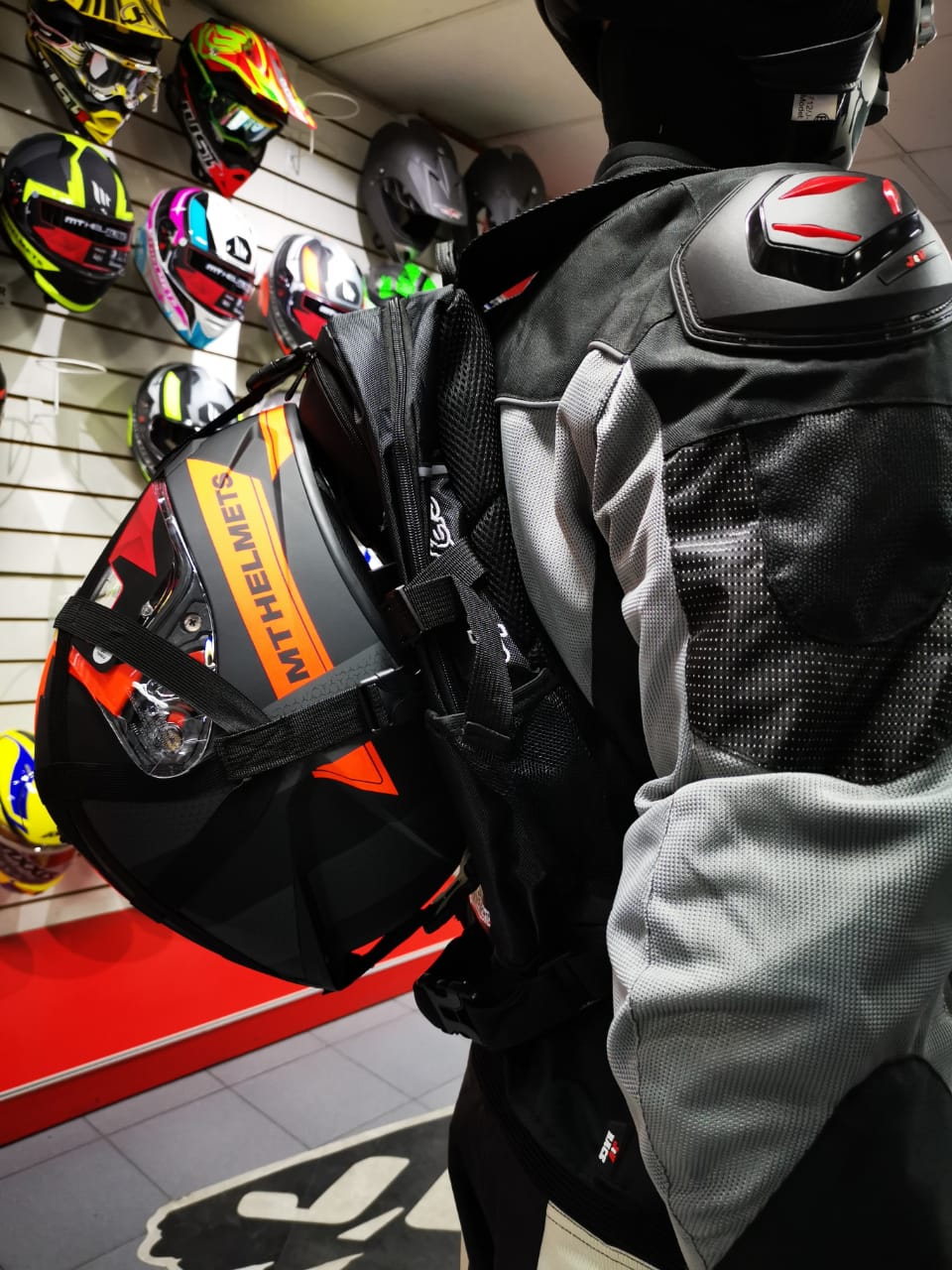 Las mejores 8 ideas de mochila porta casco  mochilas porta, mochilas,  engranaje de motocicleta